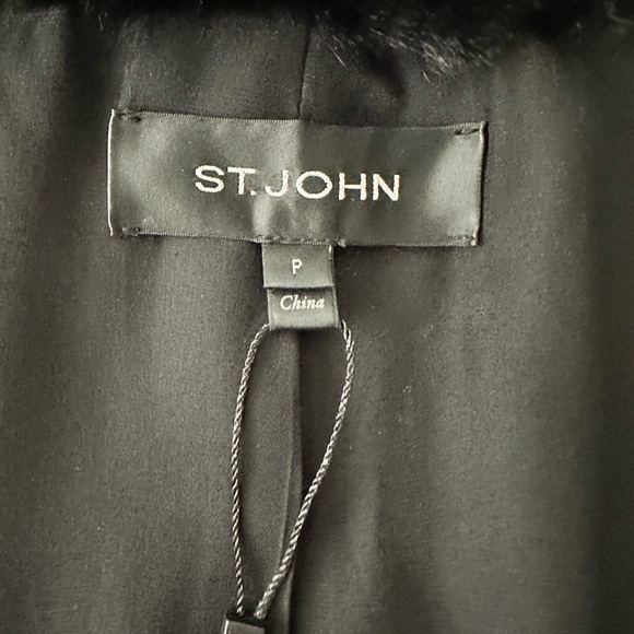 * NEW * St. John Knits Collection Rabbit Fur Vest in Caviar. Size P - Picture 6 of 8